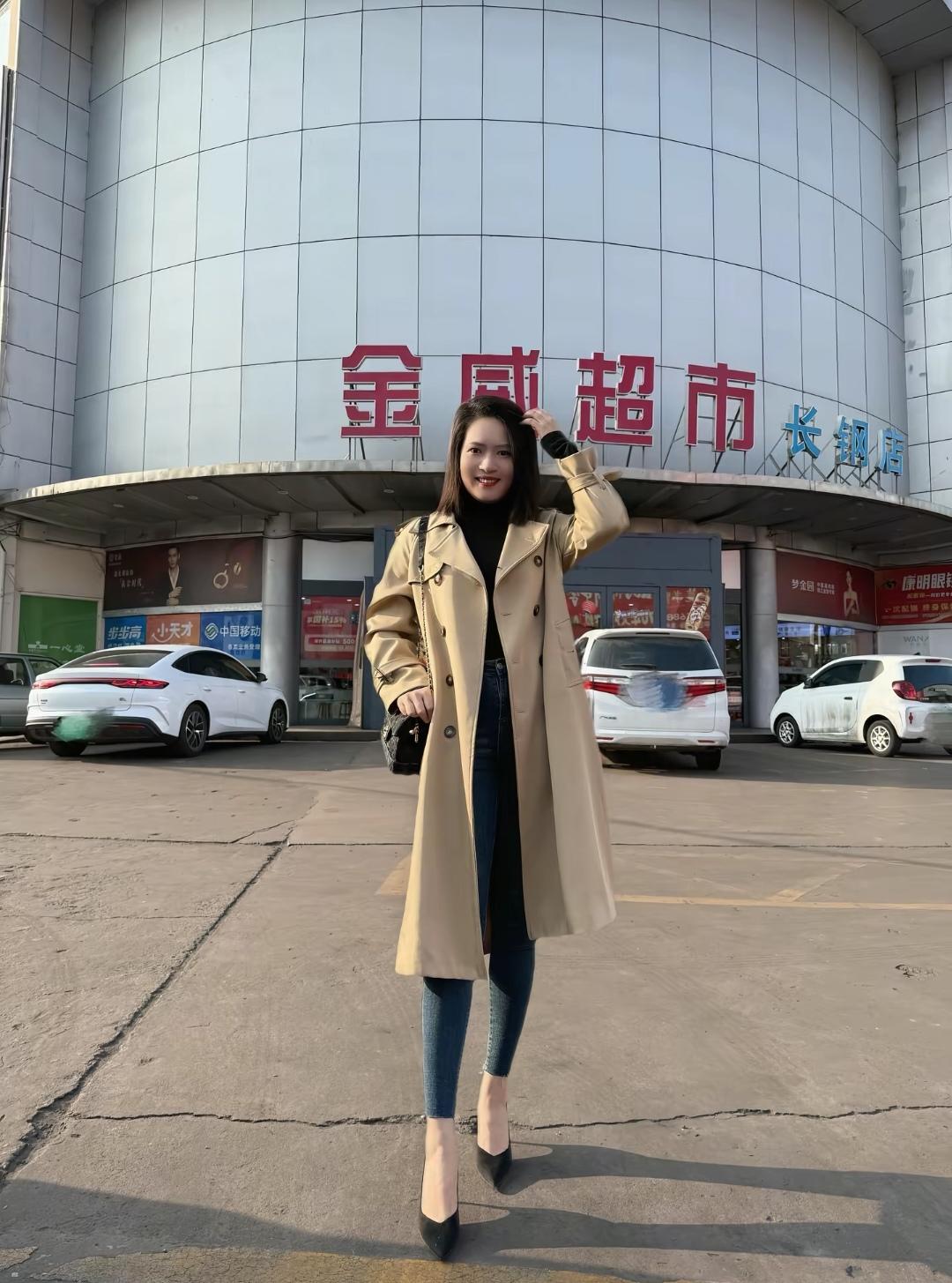 一位美女站在超市门口，好有气质！