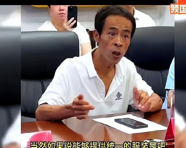 见过这么多网红，鸡排哥是我见过飞得最高最快的网红。这哥们儿刚火了几天，就开始学