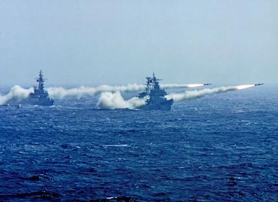 近日解放军在渤海、黄海、东海、南海等六大海域同时展开九天密集集训。岛内最多的言论