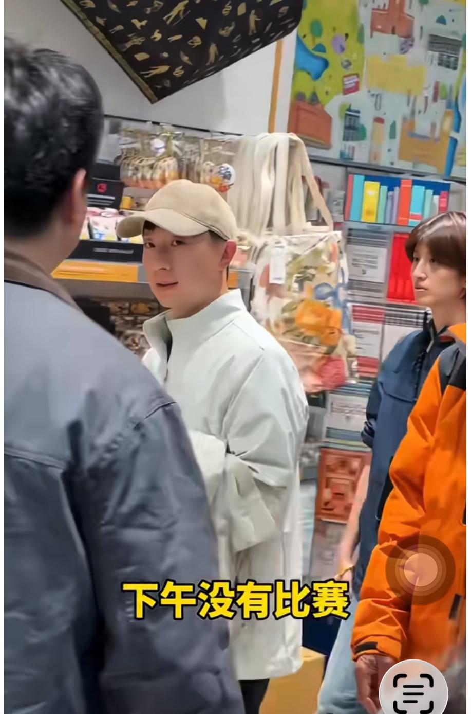 马龙许昕带着家人参观大英博物馆伦敦世乒赛正在如火如荼的进行中，马龙许昕作为
