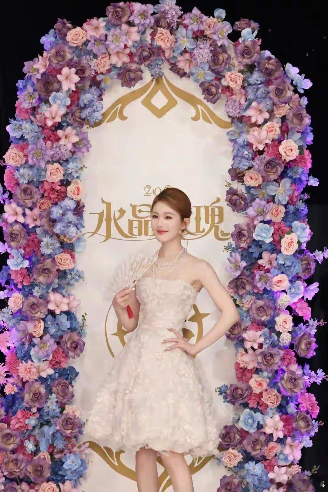 “解约风波”后赵露思工作室账号更新，身穿水晶玫瑰裙亮相直播活动，经济公司此前被控