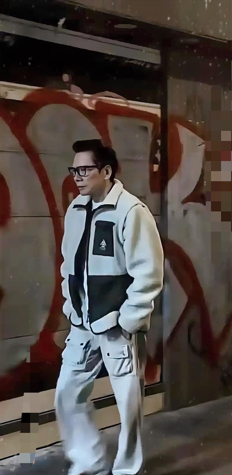 78岁向华强深夜被拍，挺拔身姿让路人赌他是30岁。妻子陈岚晒出秘诀：他每天游泳