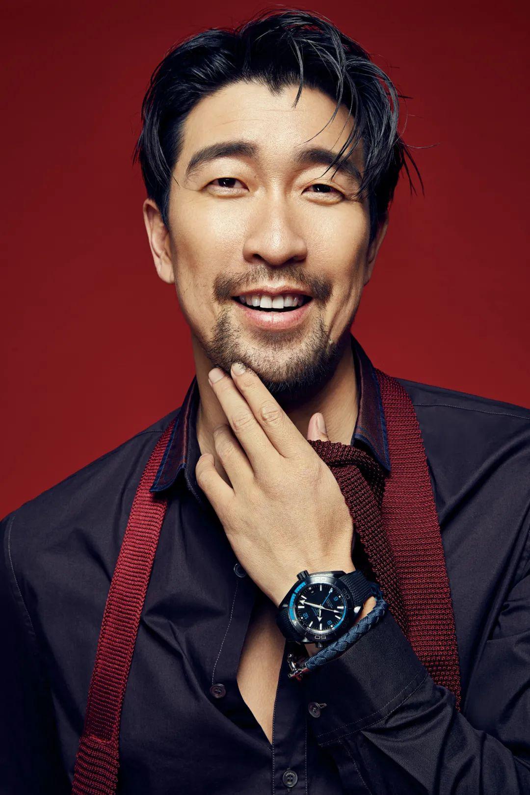男演员王千源回忆，与刘德华一块拍戏，人家架子大，躲房车里不出来，让我们几个先排练