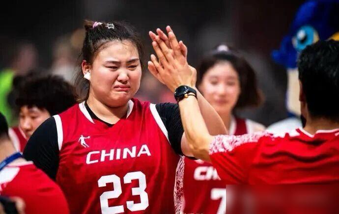 她在场净胜9分，下场净负24分，这仗打得憋屈！比利时中锋赛后直接累瘫，扶着膝