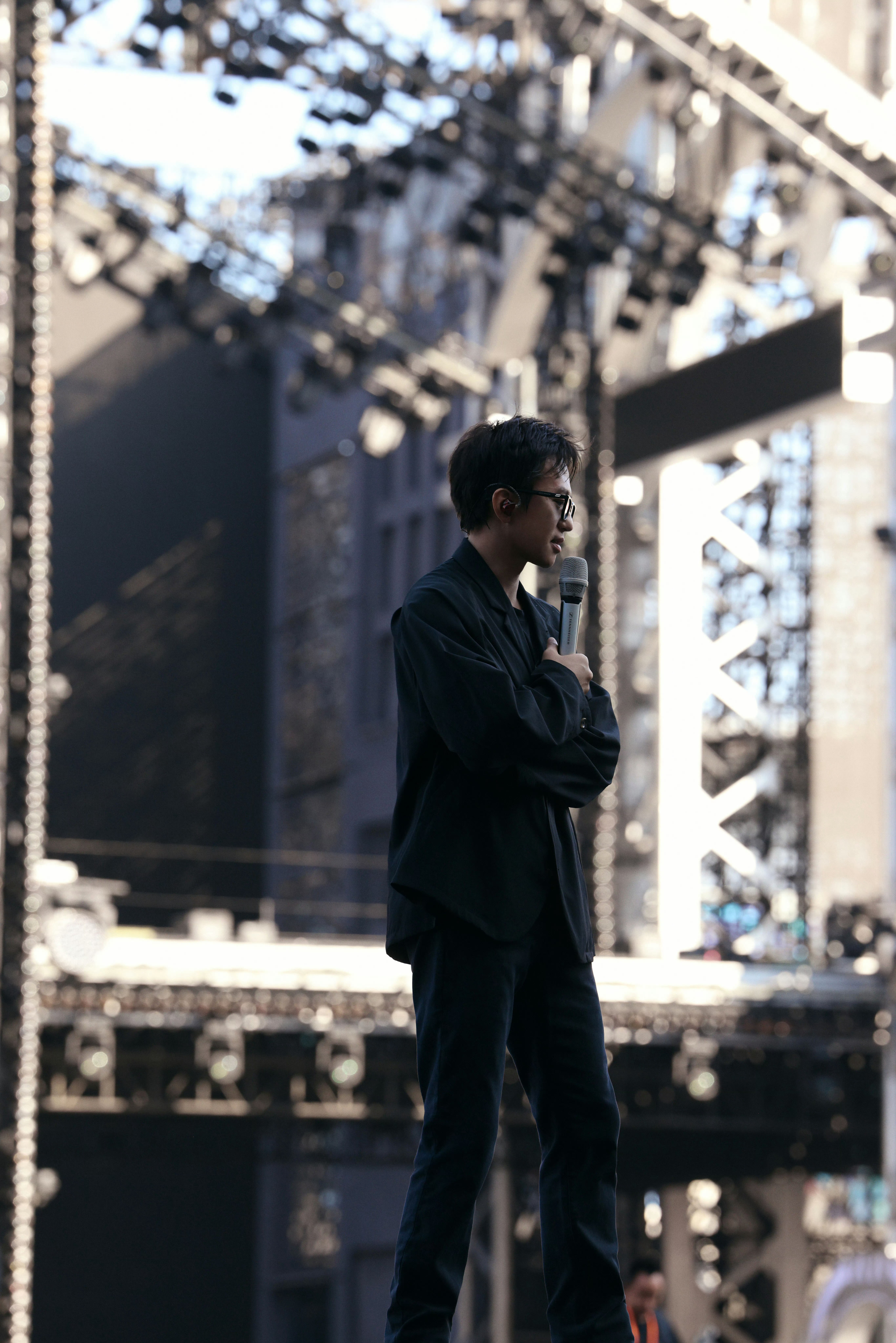 邓超瘦成男大了他也没胖过吧，一直挺瘦的，但跨年那会儿真帅成男大了