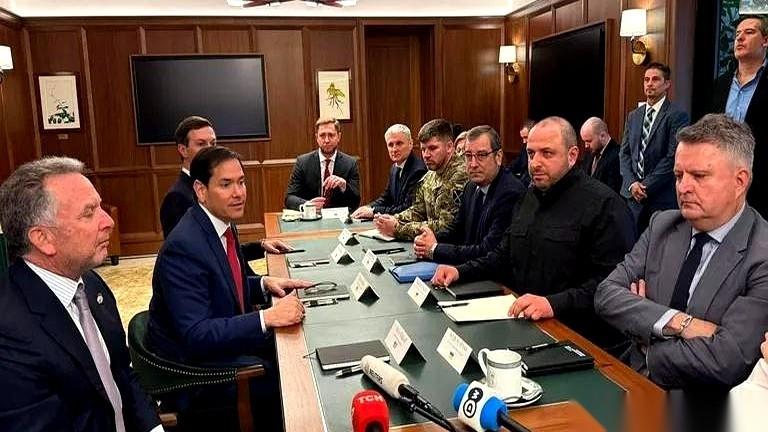 让乌克兰割地这事儿，怎么看都像一出早就写好剧本的戏。主角一个比一个像卧底。刚