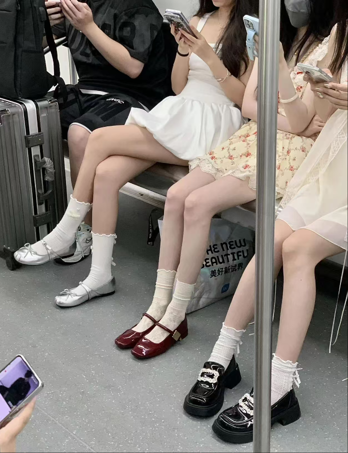 鞋子和袜子对穿搭的影响好大啊