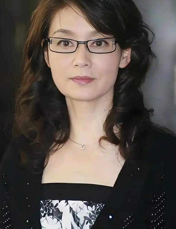 71岁的潘虹坦言这辈子最大的错就是太晚明白这段话：“年轻时，除了孩子，什么都想
