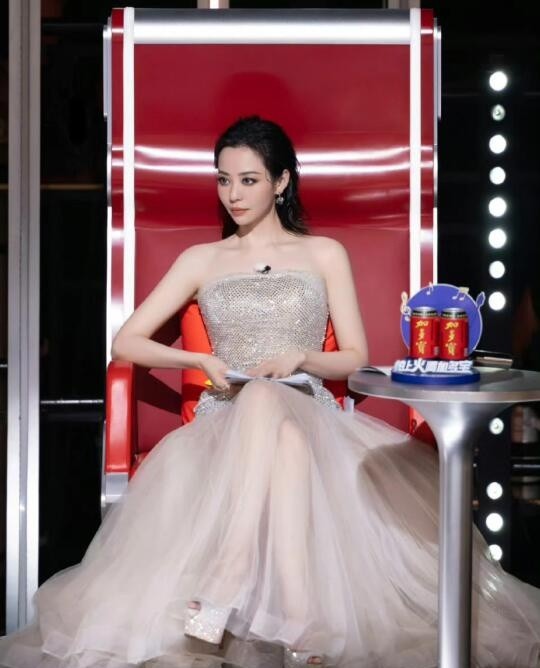 今晚的271亚洲新声看了吗？张靓颖把你们美到了吗？简直就是妈妈级别呀，湿发加上全