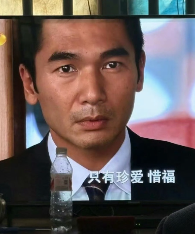 以前的电视剧，肤色、肌肤纹理清晰可见现在的电视剧，统统白种人​​​