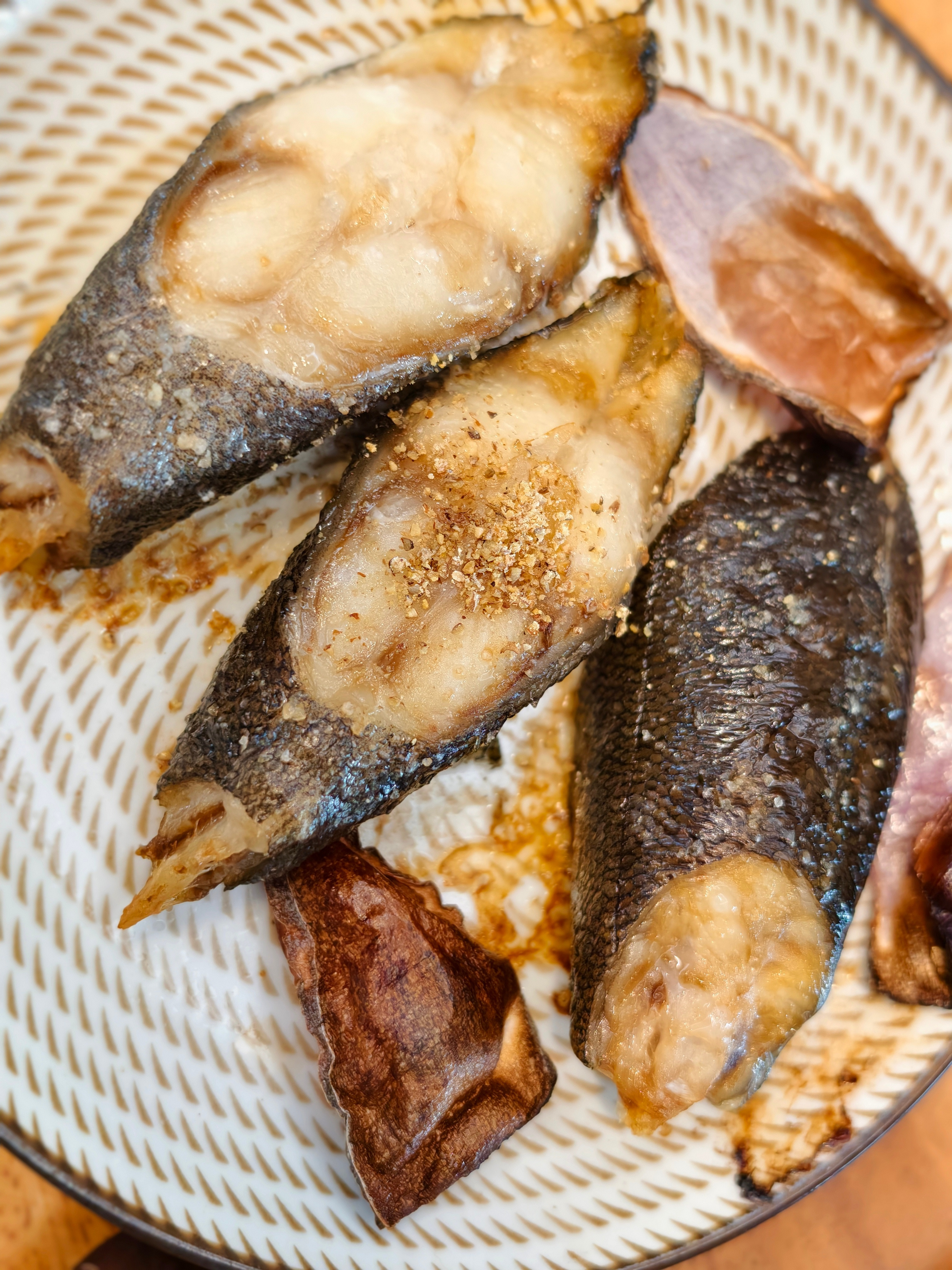 还是家里饭好吃。中午三菜一汤，光盘。晚上土豆、南瓜当主食，又是光盘。苹尝味道