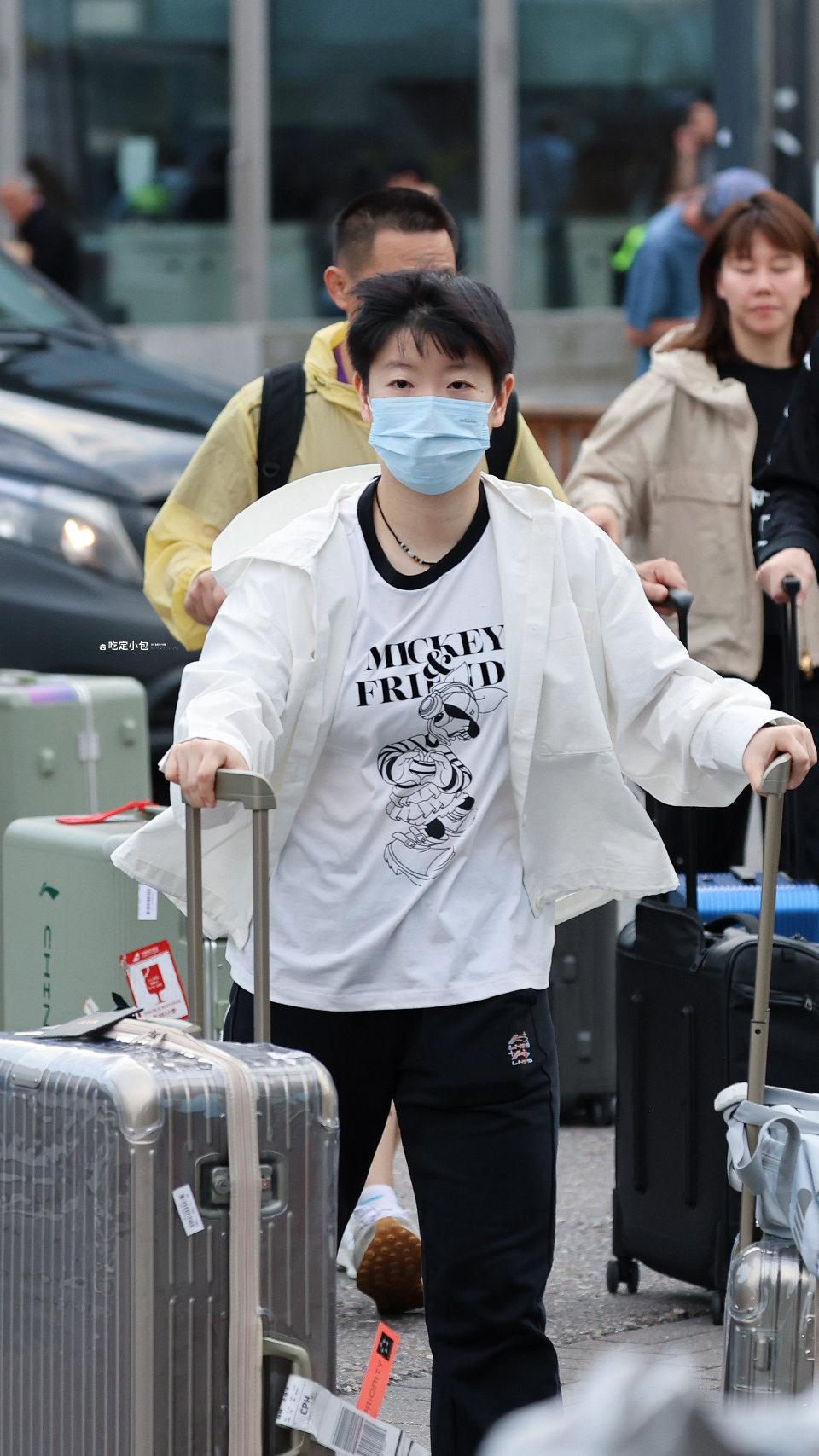 看到莎莎回北京这一幕，真挺让人破防的。脚扭伤了还得硬撑着，回国前特意给家里打