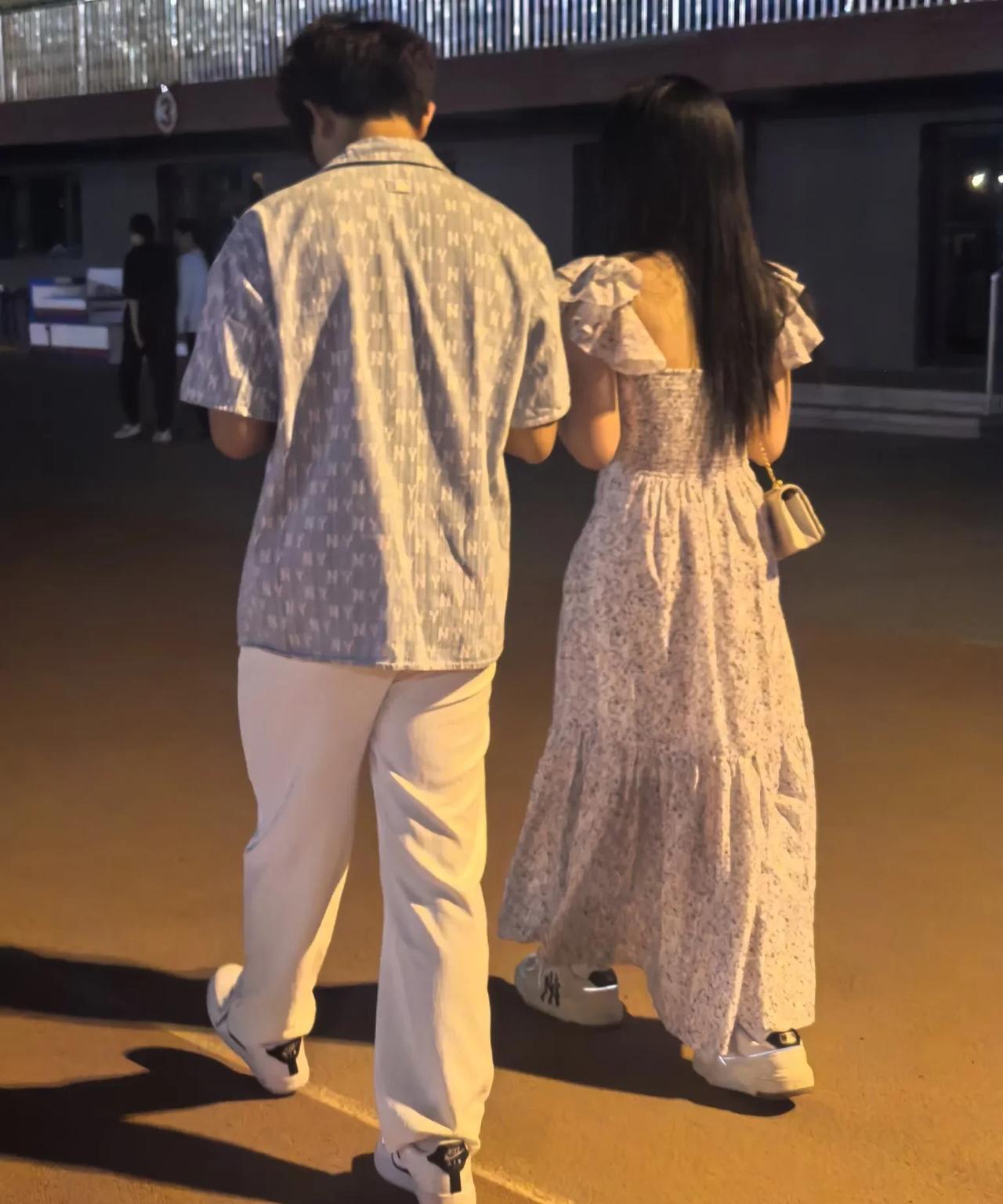 体育场一边跑步，一边欣赏靓男美女[大笑]本以为跑够了6公里，没想到还差一点距离