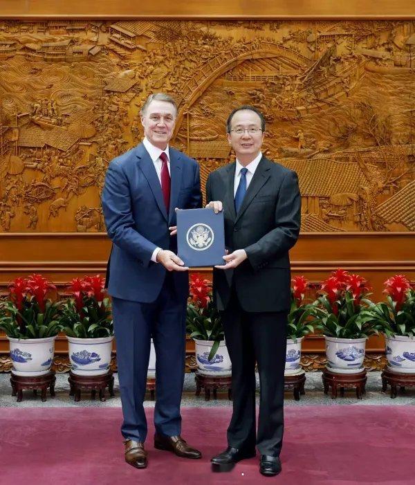 新任美国大使庞德伟抵达北京后一天就向中国外交部递交了国书副本。上一任美国大使伯恩