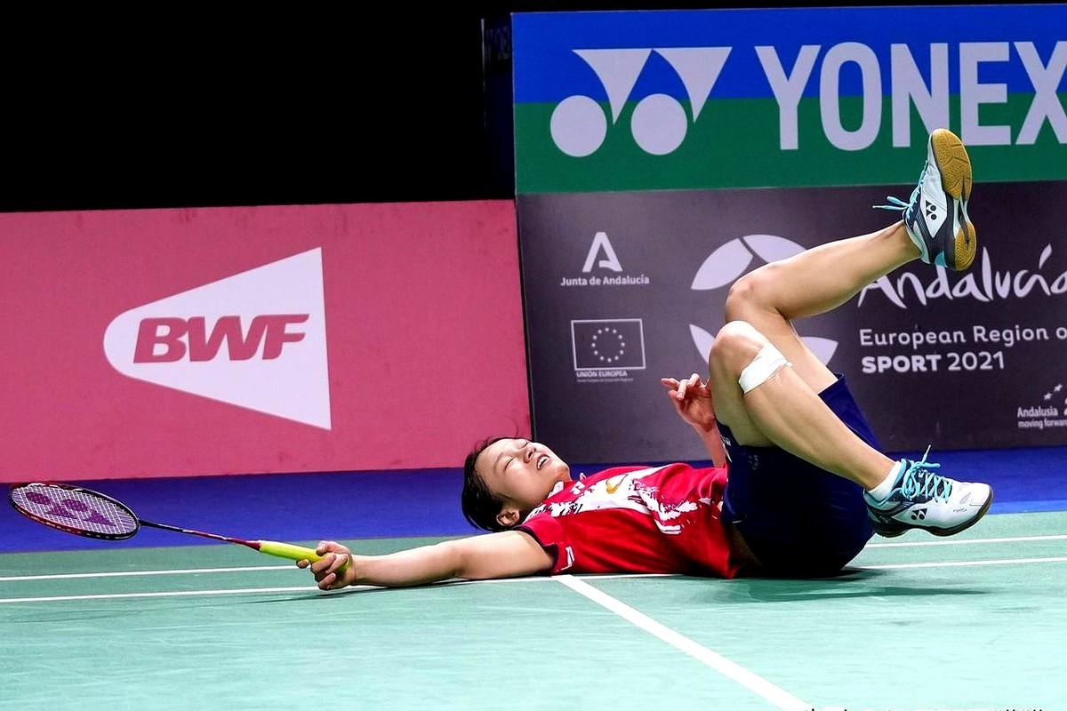 “养生球”群名刚弹出，膝盖先投了降表。群主老赵把半月板歇成了“月半板”，还是