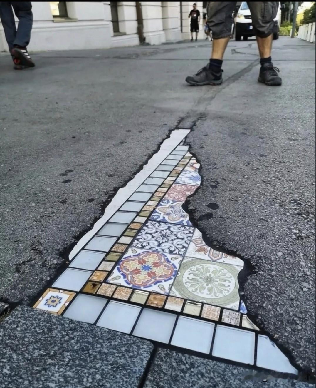下图是一位欧洲现代艺术家的作品，将破损的道路用漂亮的马赛克修复！你觉得这样的作