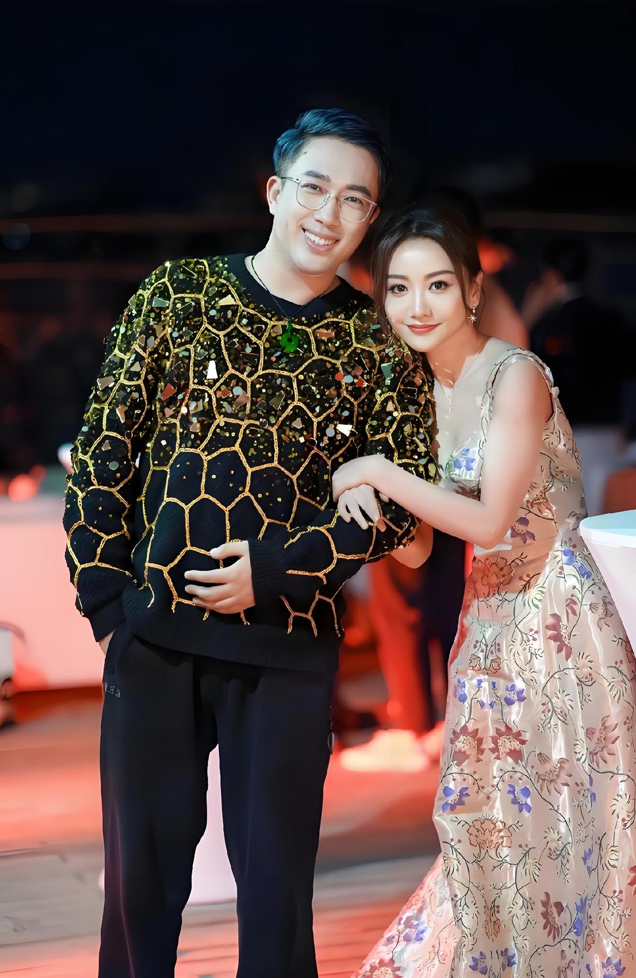 杨蓉真漂亮，皮肤白皙大眼晴，身穿花色连衣裙真养眼。