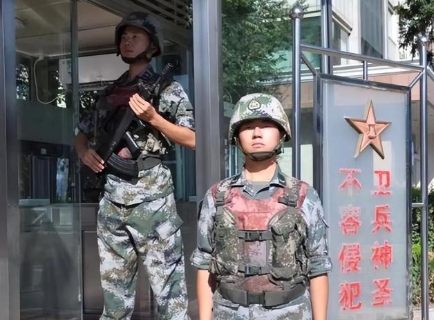 湖北，一男子开了通行证去部队看亲戚，嫌查验身份“太麻烦”，直接把车一停，从小路溜