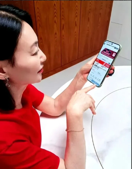 惠英红这次代言太意外了！之前美团用黄龄玩黄的更灵梗，饿了么找蓝盈莹喊蓝的能赢，网