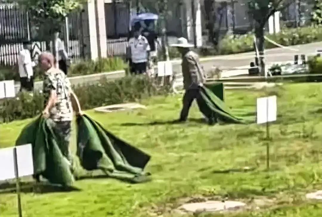 不知大家有没有注意到，重庆某大学男生坠落化粪池身亡后，学校立刻在所有化粪池旁边插