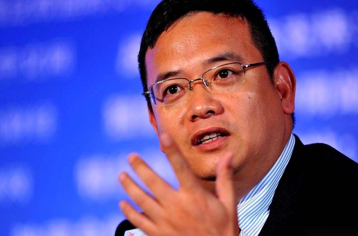 有人在喊救命，有人在闷声捡黄金。但斌在那边替大家伙儿操碎了心，说投白酒的悬了，