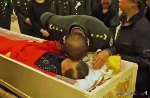 2006年2月25日，开国大将粟裕的夫人楚青的遗体告别仪式在北京举行。当粟戎生和