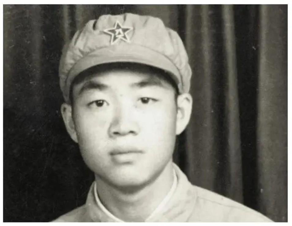 1951年，15岁新兵擦大炮，埋头看瞄准镜，突然瞅见，敌人阵地上出现一奇怪绿影。