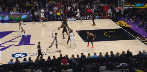 太废了！艾顿这篮板你拿不住啊？一场比赛要多少黄油手才算够啊！球队三个持球核心