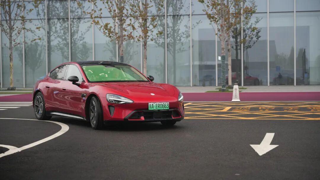 雷总亲自下场！小米SU7高速续航炸了，630公里只剩3%电