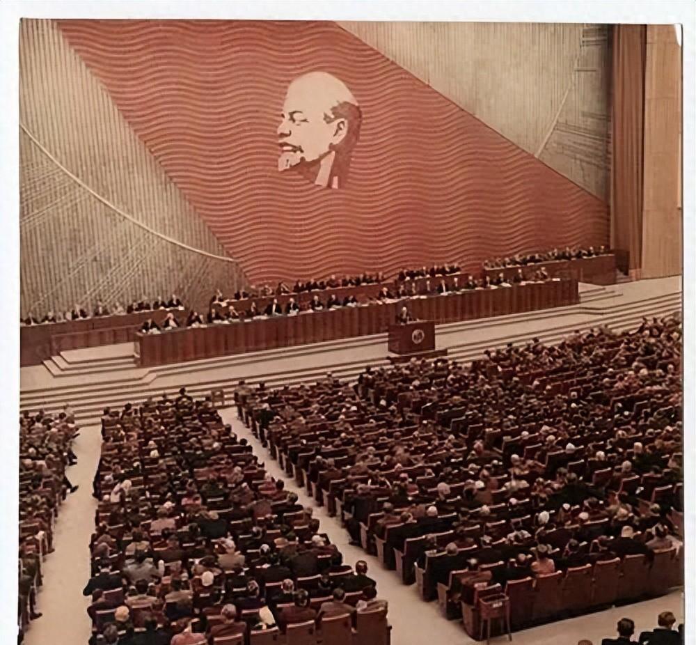 天下大势，合久必分。当时苏联那些当官的，把国家当成自家的后花园，任人唯亲成了