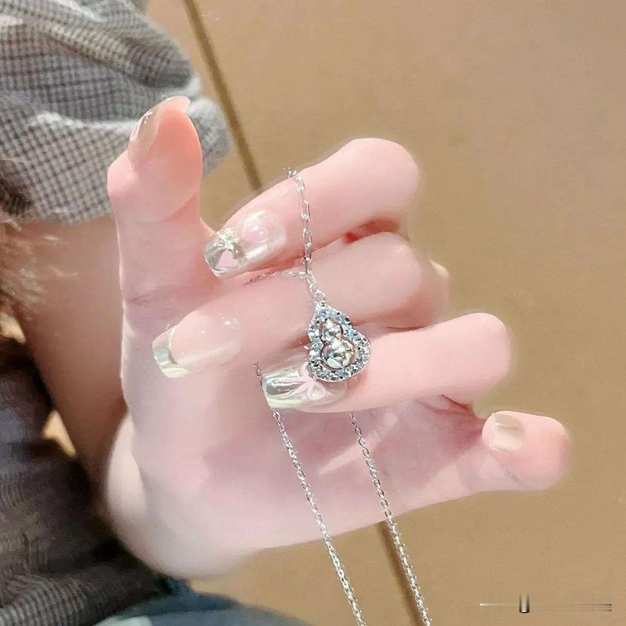 高情商的女人，正常来说；她们的素质高，有教养、品德高尚、情绪比较稳定，这样