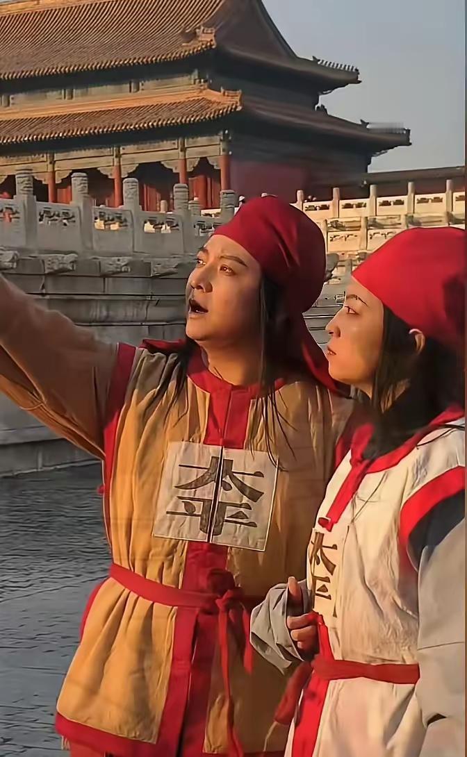 故宫见过汉服、西服、格格服，就是没见过太平天国的红头巾黄马褂！这两位游客的打卡，
