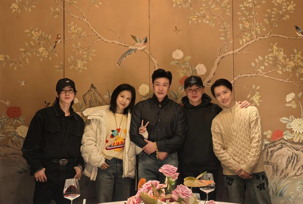 陆毅50岁生日，硬是把缺席的关智斌P进了合照。这操作，你敢信？娱乐圈的塑料情