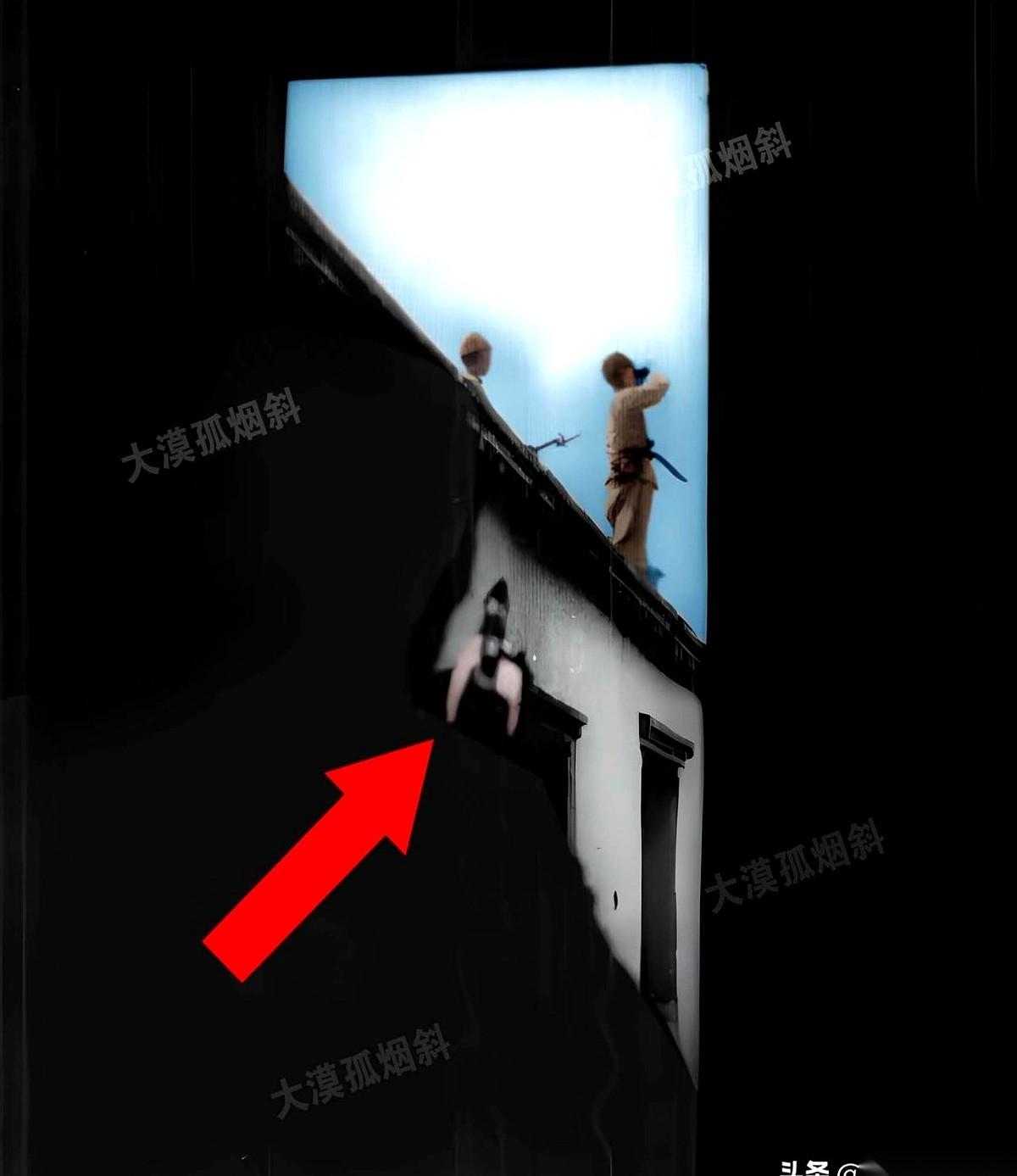 他死前的最后一秒在干嘛？在房顶上，端着望远镜，以为自己是这片土地的主宰。他不