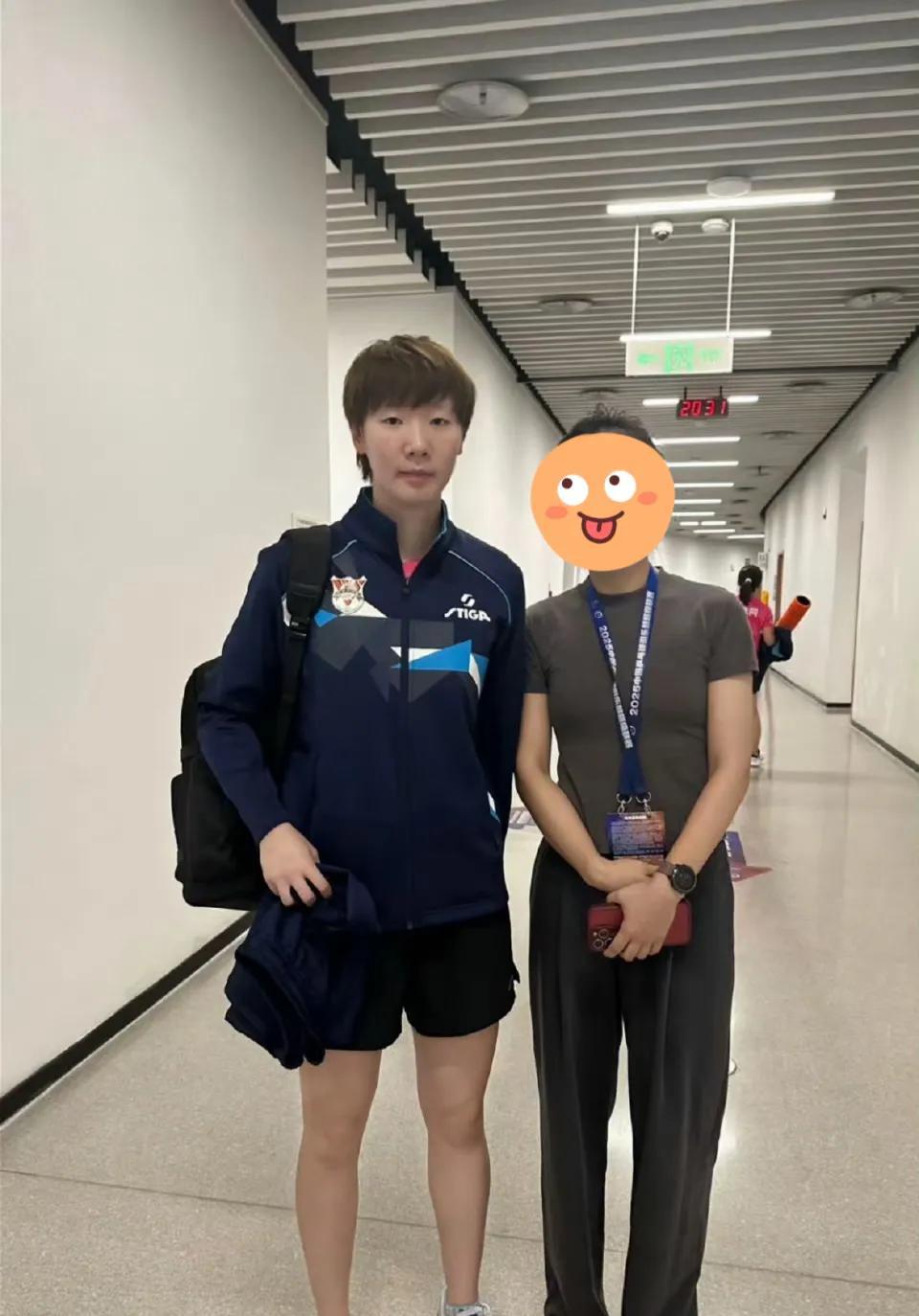 王曼昱厦门乒超合影！是内核粉色小兵的曼昱呀！咱粉色小兵这一双大长腿，虽然长年训练