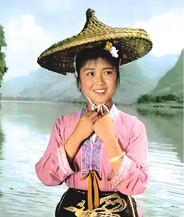 她是中国第一个被执行死刑的明星，却在刑场上大喊不公平！1992年，靠“刘三姐”这