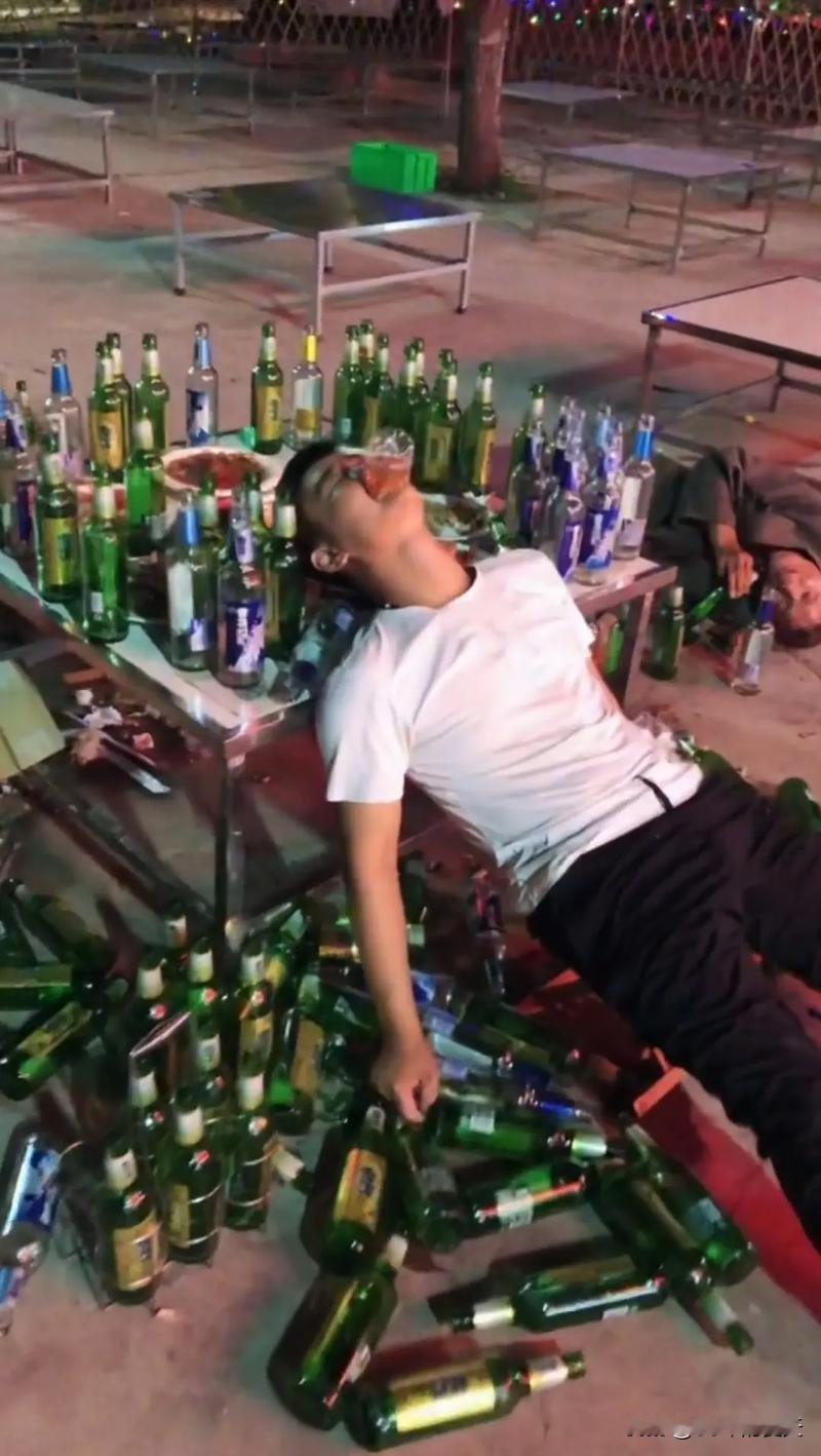 长期喝酒的人，真的戒不掉吗？咱们身边总有那么几个“老酒鬼”，一喝就是几十年。