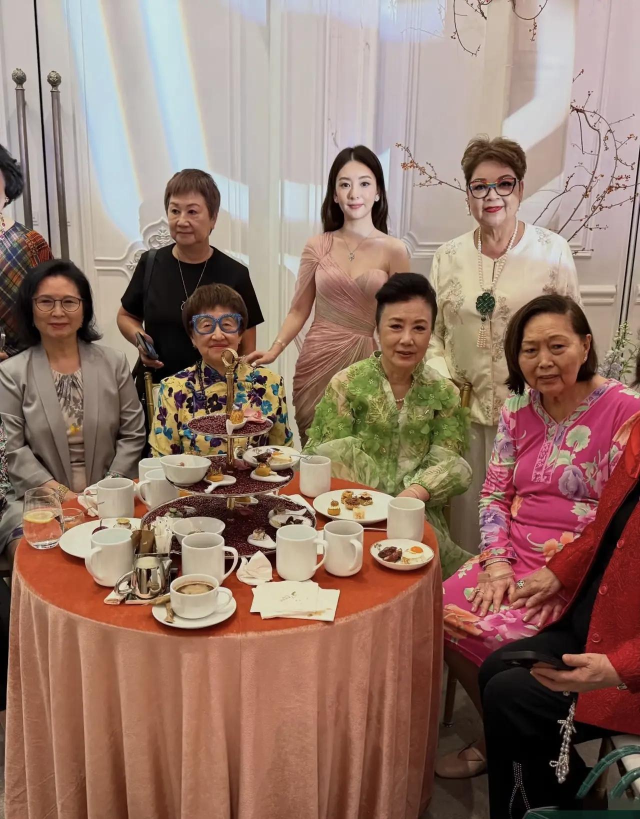 汪明荃在何猷君答谢宴上好喜欢吃甜食哦，跟一群上了年纪的老太太坐在一起喝咖啡，然后