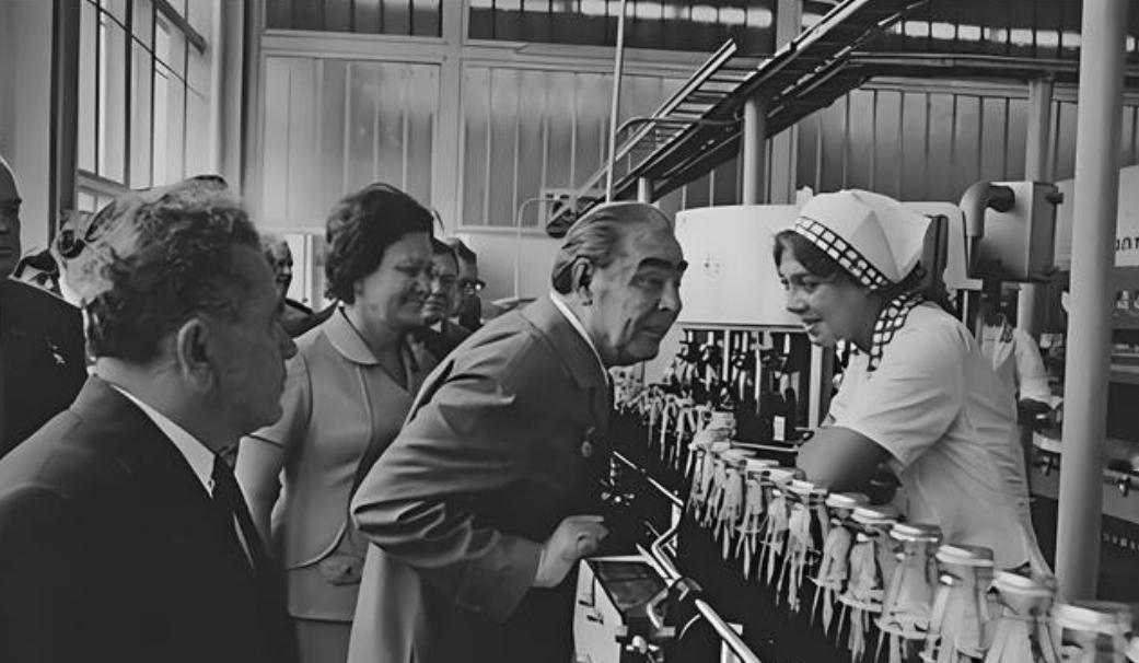 近百年来由前苏联74年的实验，新中国前30年的探索，东欧国家近半个世纪的实践，都