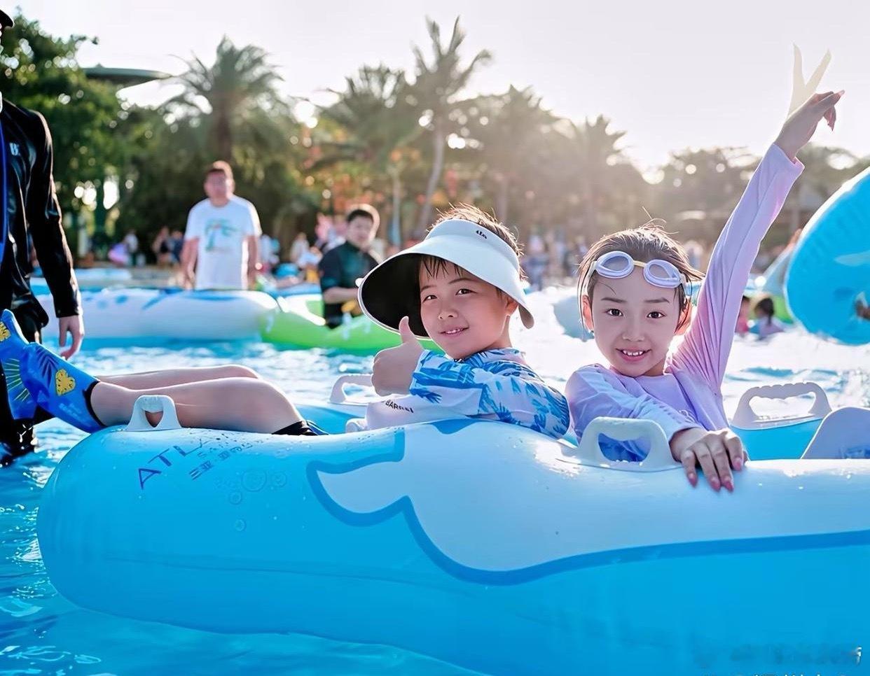 小酒窝这个年纪爱美能理解，但美甲做得这么成熟，和她稚嫩的脸庞拼凑在一起真的很违和