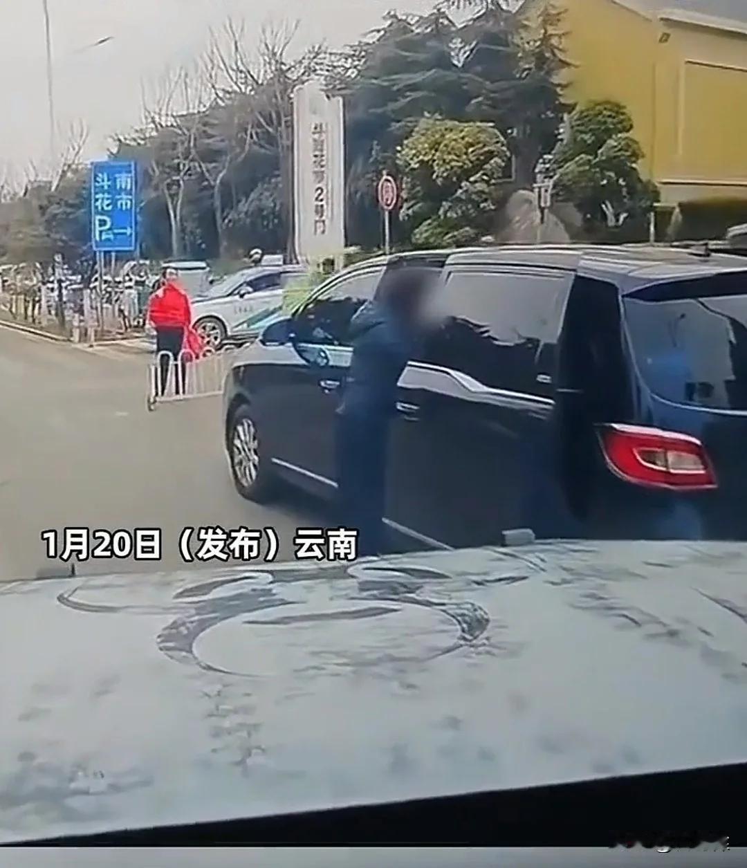 云南昆明某花市。一辆商务车停在市场门口，男子欲进市场，多次按喇叭，女子并未理会