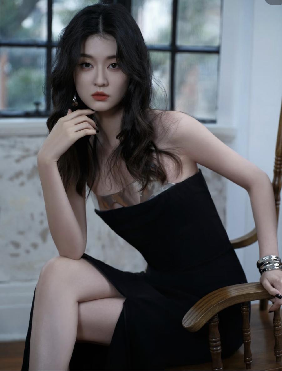 乔欣不仅是富太太，她的时尚品味也很有品味，甜美优雅都可以驾驭。你看这件小黑裙，