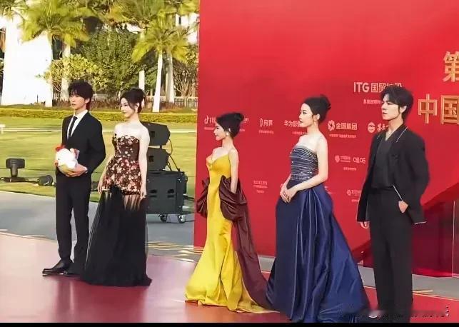 太尴尬了！余茵穿恨天高走红毯，和别的人站在一起，还是比人家矮一个头，她身高最多1