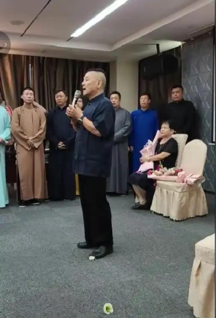 【著名相声演员杨进明喜收高徒，郭德纲给的排面让人羡慕，你怎么看？】近日，著名相