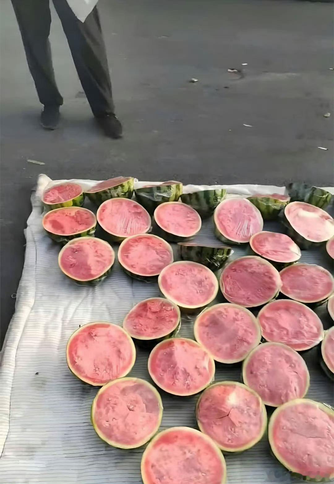 这是我第一次创业，第一次摆摊。同事们偷偷告诉我，瓜要切开才能卖，让我少走了很多