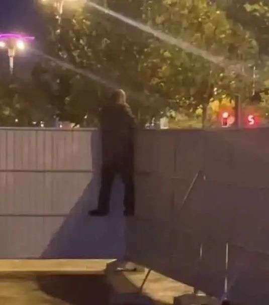 看出了大爷对外面世界的渴望