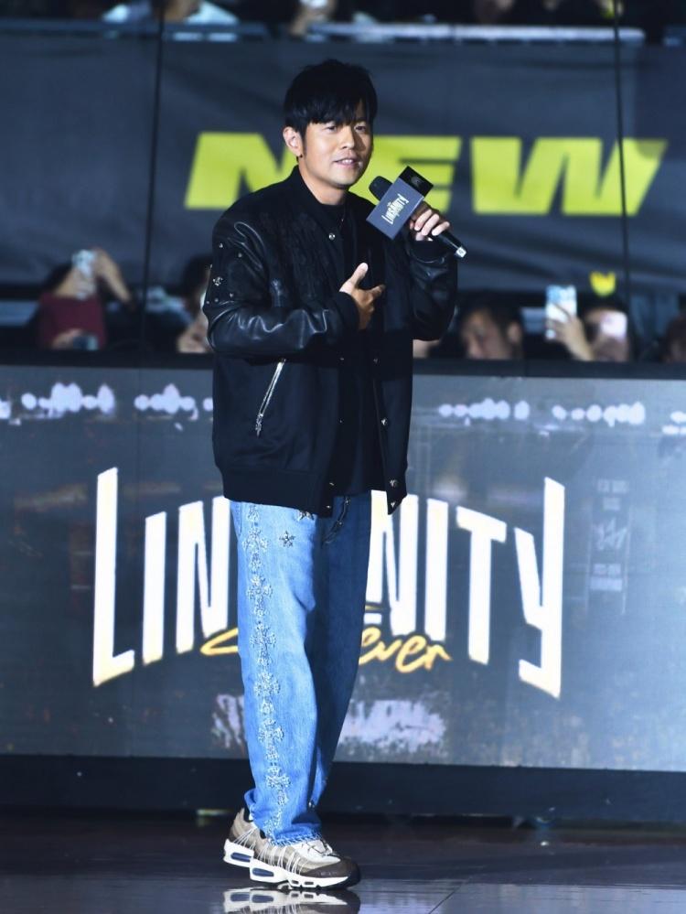 究竟是周杰伦长高了还是林书豪变矮了？周杰伦最近现身好友林书豪的退役仪式，两个