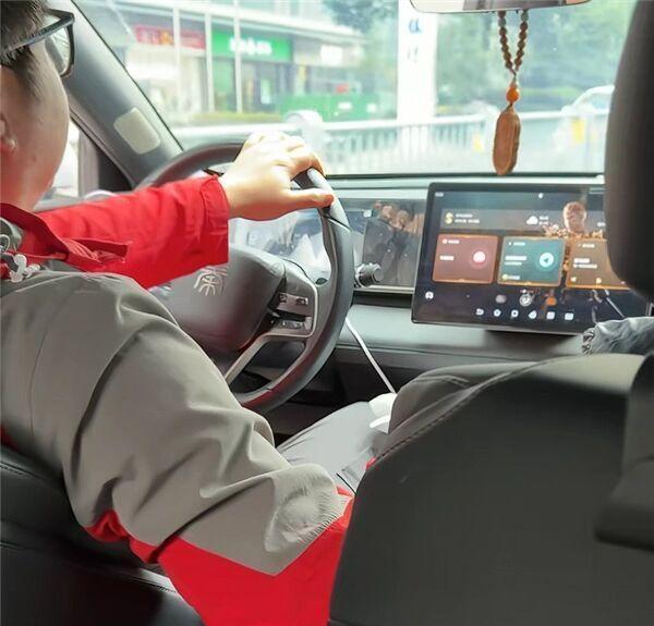 要点脸不！浙江有一男子购车之后，把4S店免费餐食、充电等福利利用到了极致。一年内