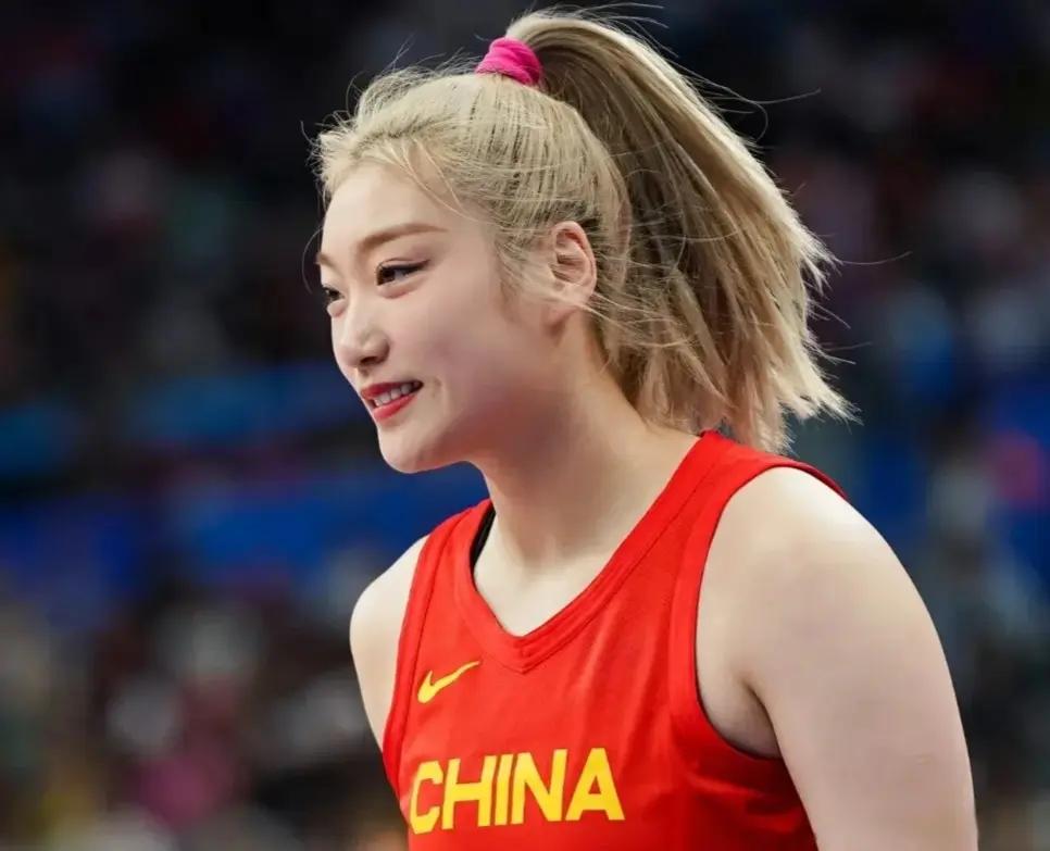 女篮的悲剧终于发生了，李梦告别国内篮坛。这句话刷爆球迷圈那天，不少人盯着手