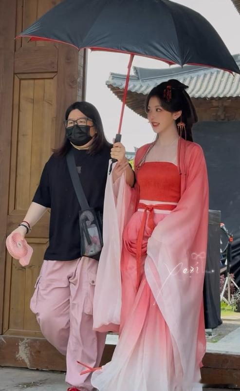 孔雪儿垂耳兔发髻孔雪儿红衣古装适配度孔雪儿垂耳兔发髻，孔雪儿红衣古装适配度，完